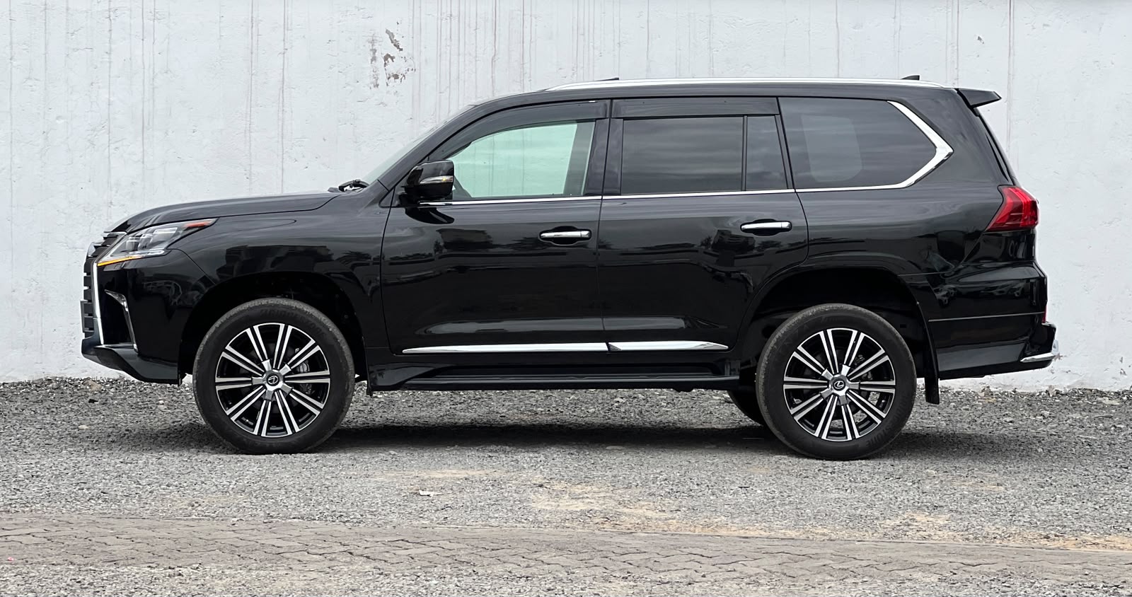 Lexus LX570 photo 5