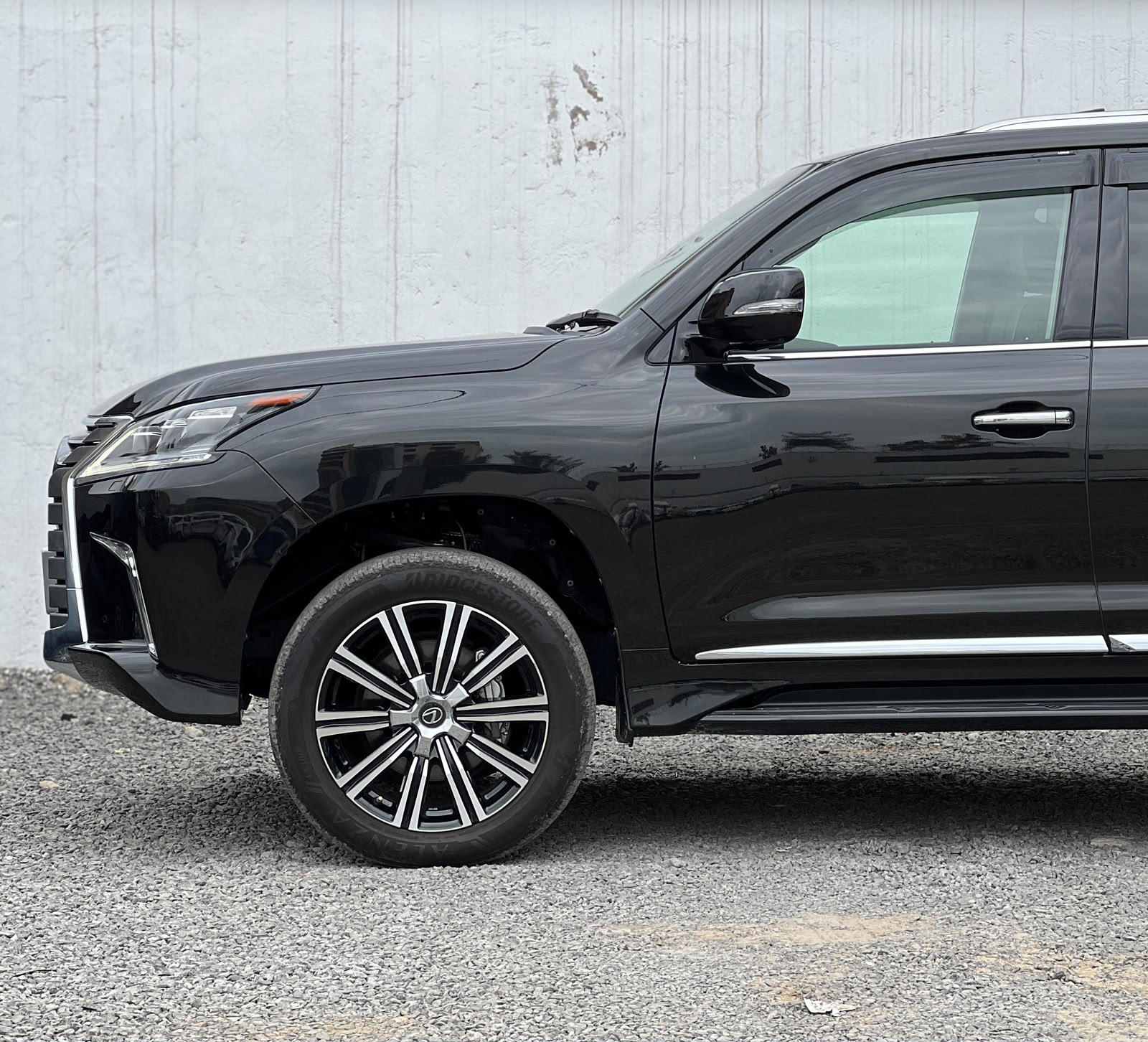 Lexus LX570 photo 3
