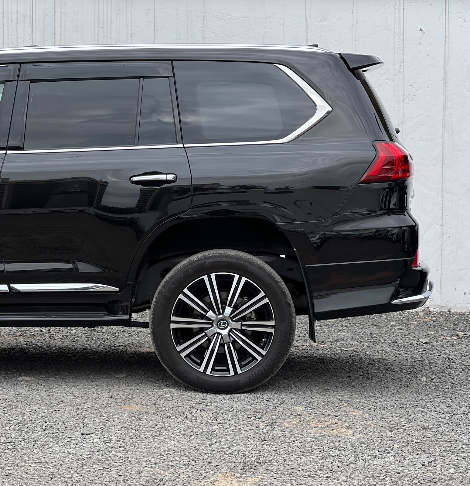 Lexus LX570 photo 4
