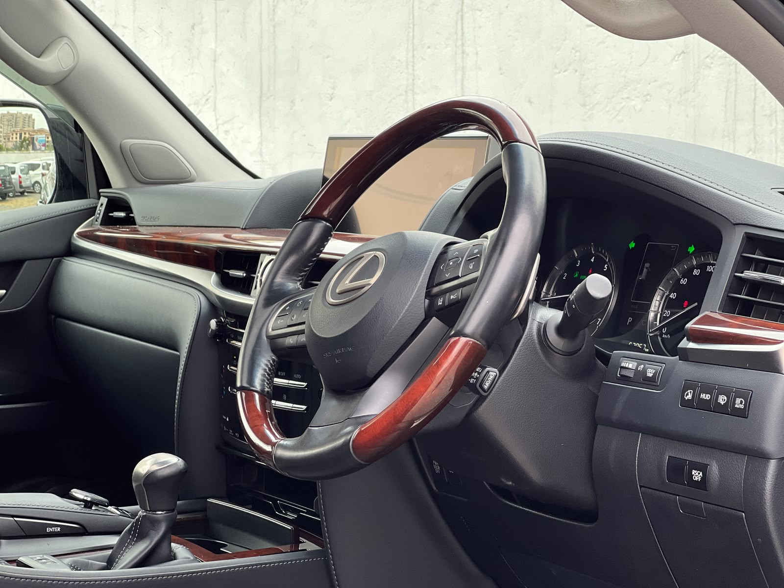 Lexus LX570 photo 9
