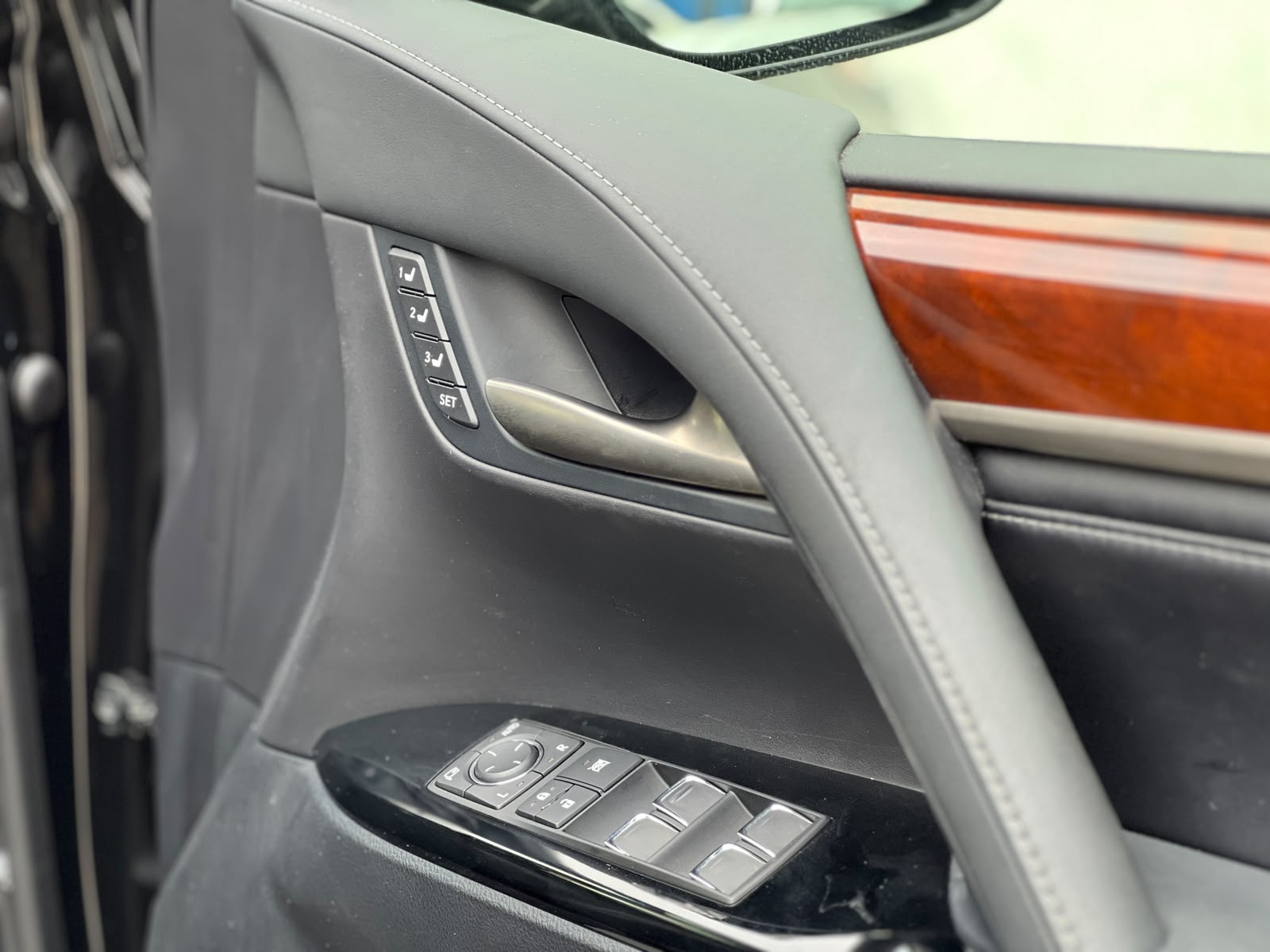 Lexus LX570 photo 10