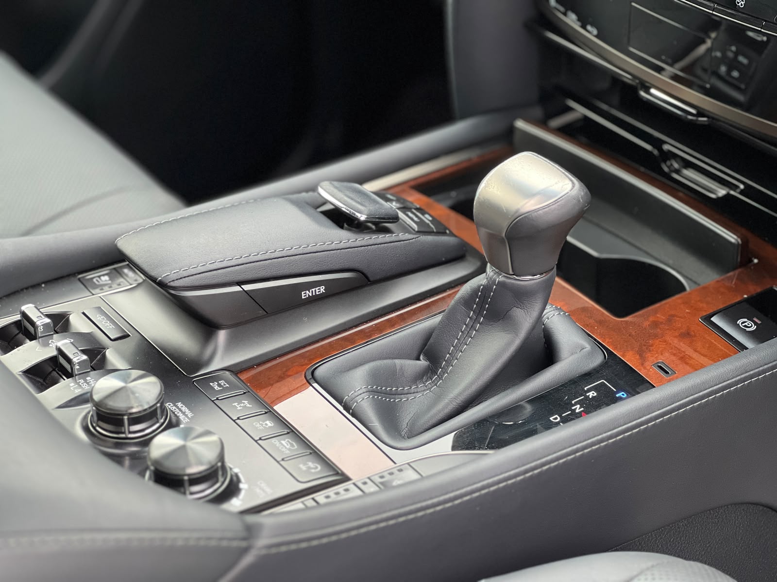 Lexus LX570 photo 11