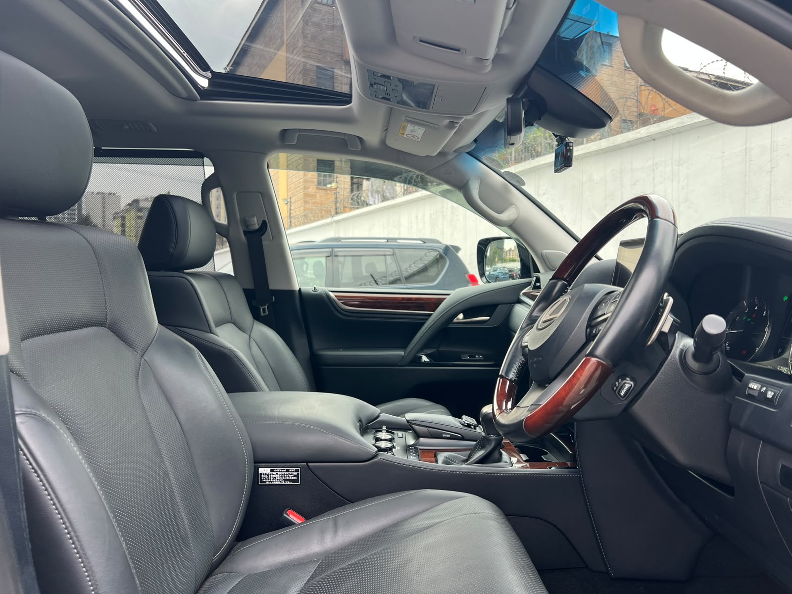 Lexus LX570 photo 13
