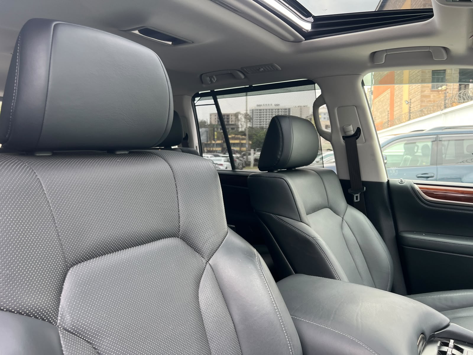 Lexus LX570 photo 14