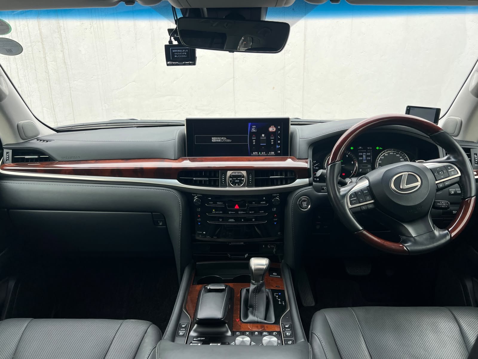Lexus LX570 photo 18