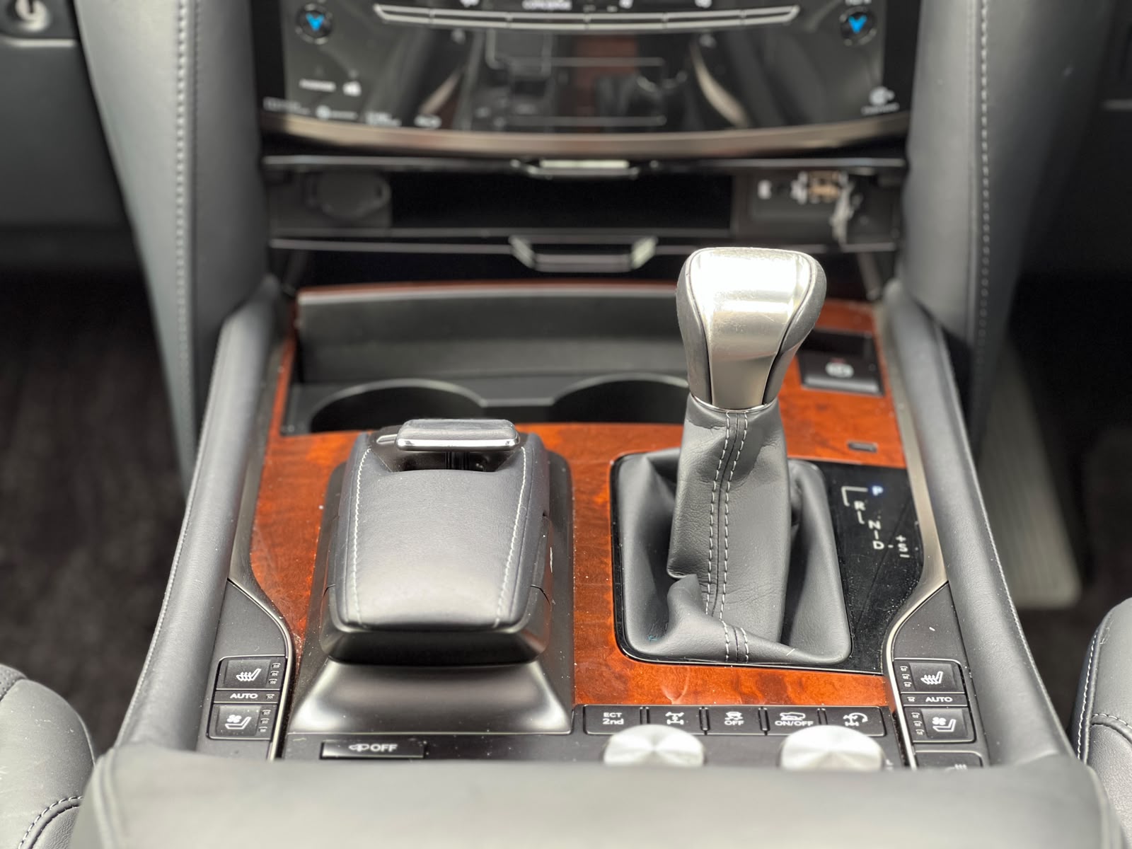 Lexus LX570 photo 21