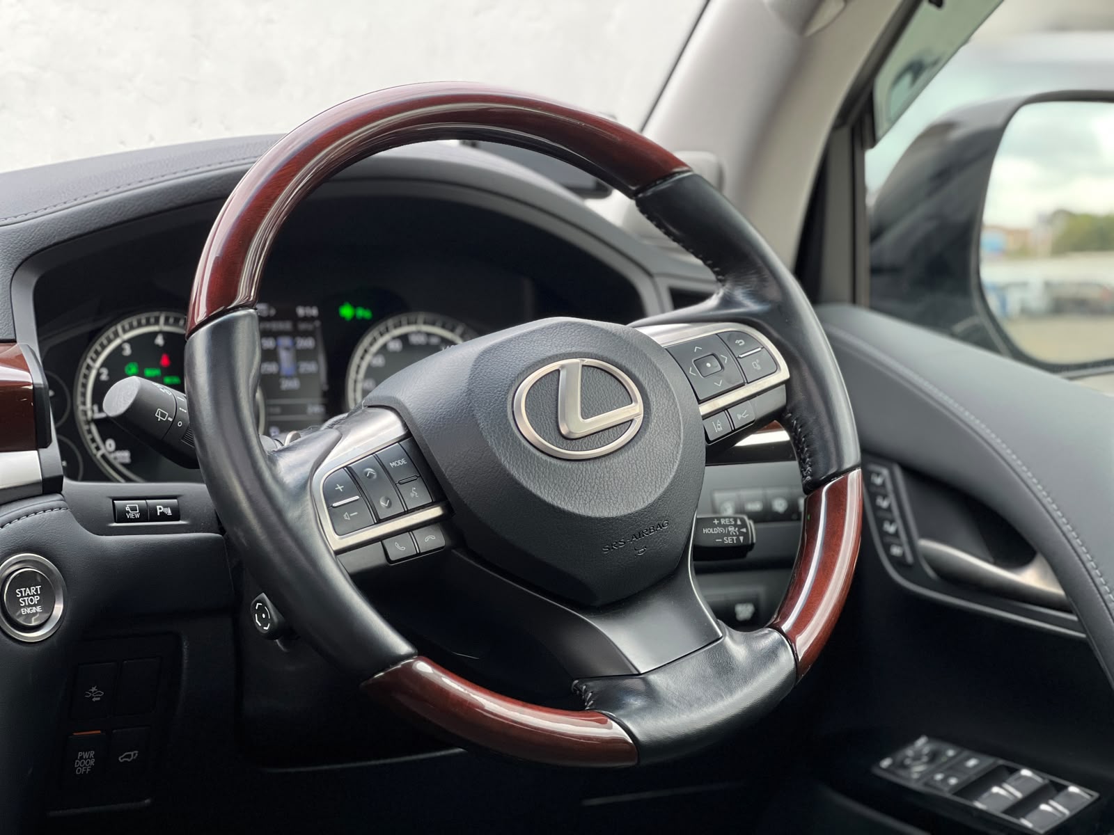 Lexus LX570 photo 26