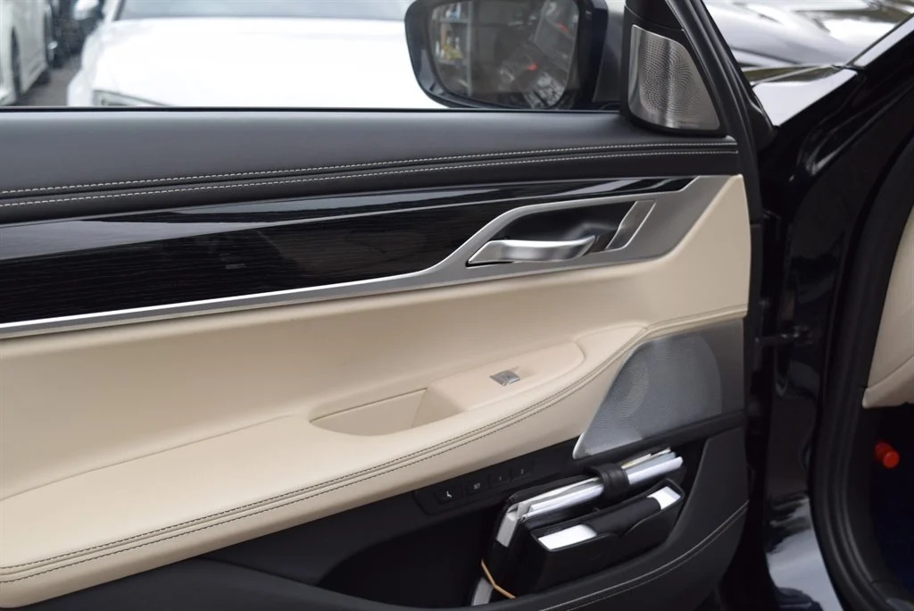 BMW M760Li photo 8