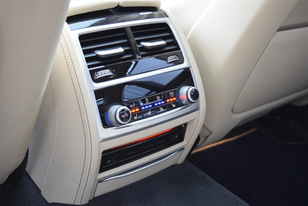BMW M760Li photo 11