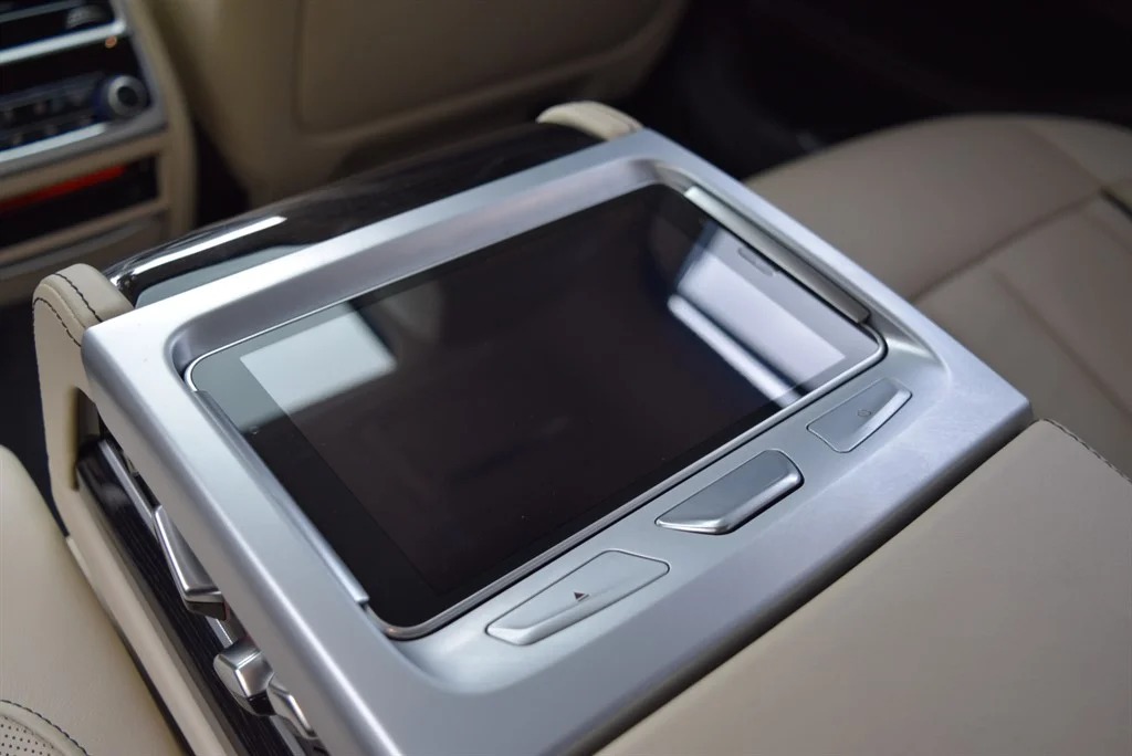 BMW M760Li photo 12