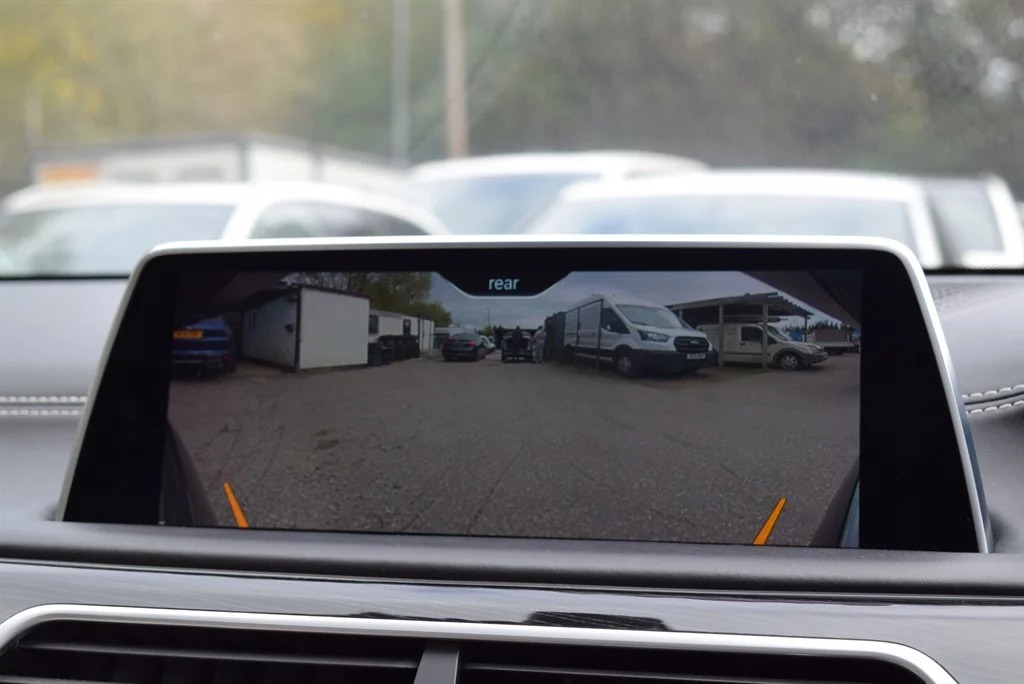 BMW M760Li photo 16