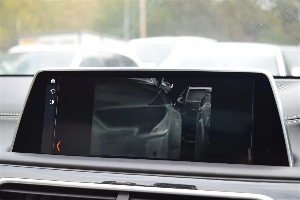 BMW M760Li photo 18