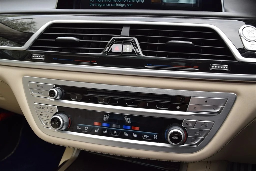 BMW M760Li photo 19