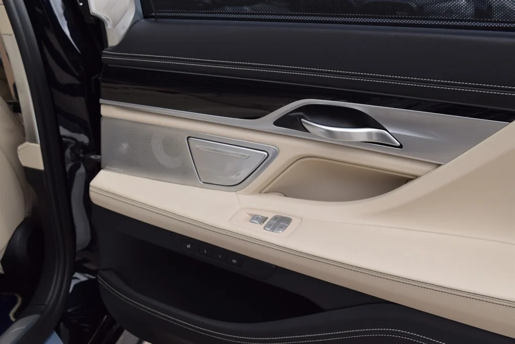 BMW M760Li photo 23