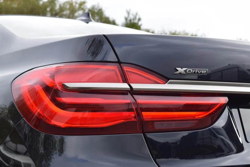 BMW M760Li photo 7