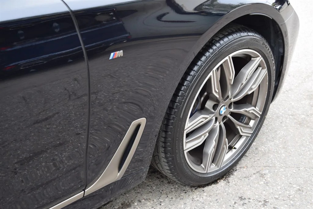BMW M760Li photo 32