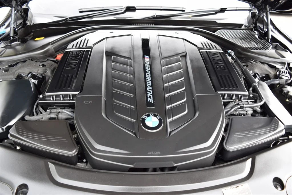 BMW M760Li photo 34