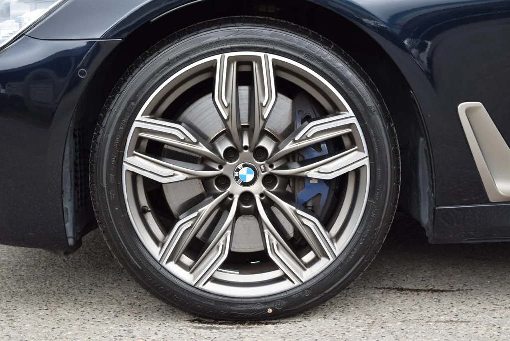 BMW M760Li photo 36