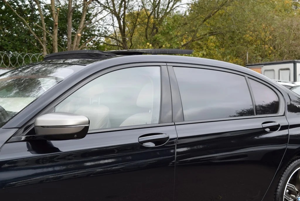 BMW M760Li photo 37