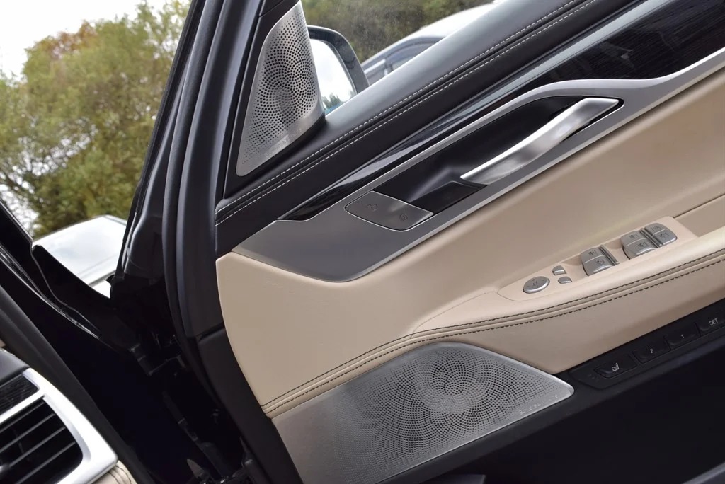 BMW M760Li photo 39