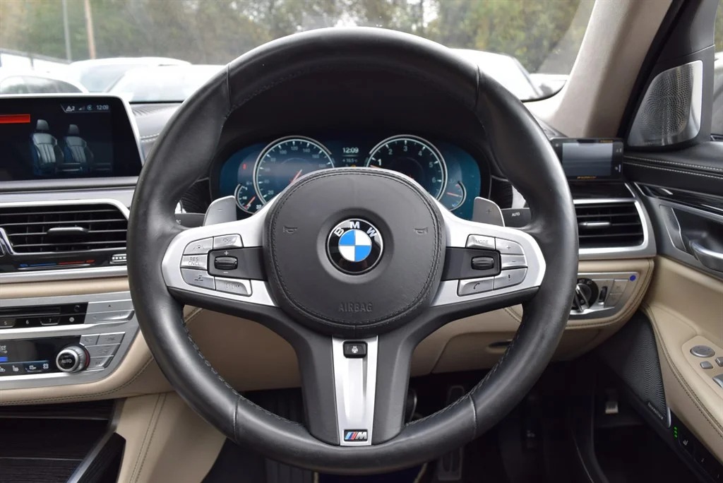 BMW M760Li photo 40