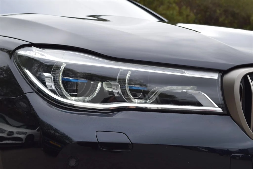 BMW M760Li photo 15