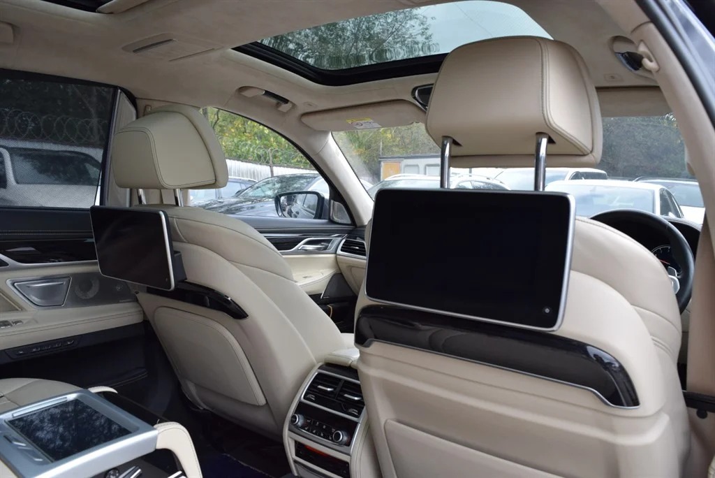 BMW M760Li photo 41