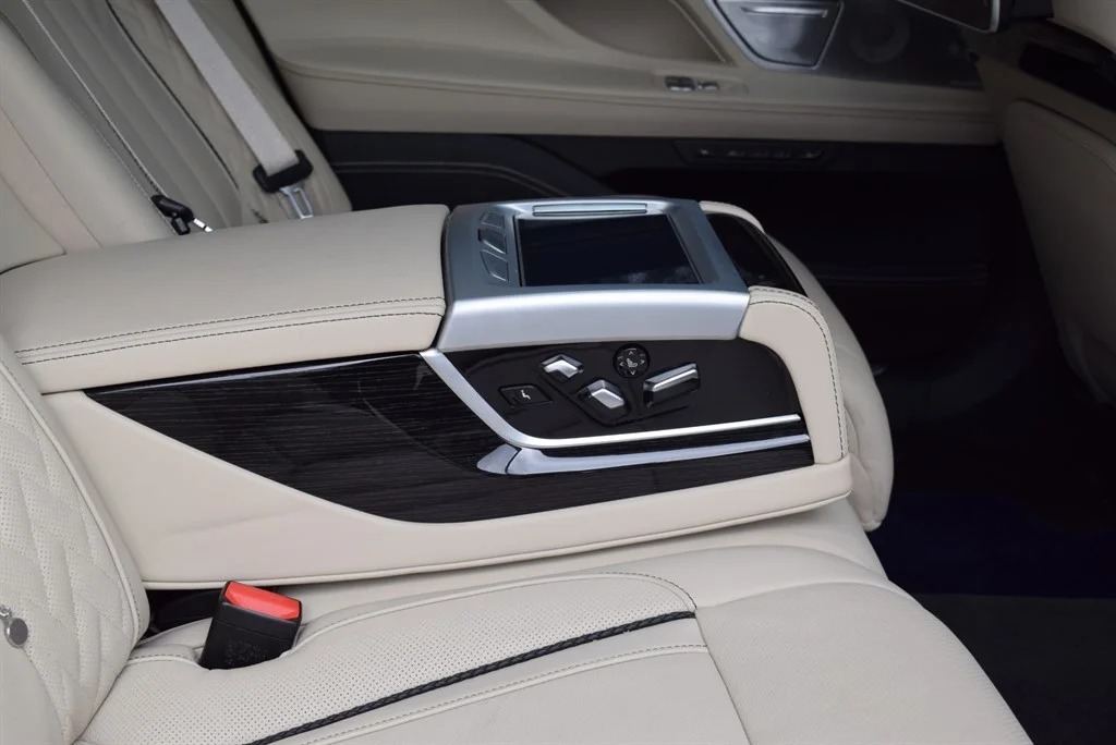 BMW M760Li photo 42