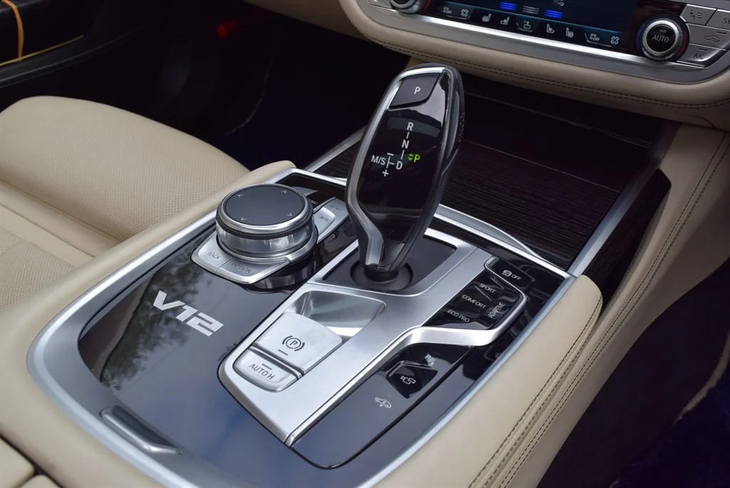 BMW M760Li photo 44