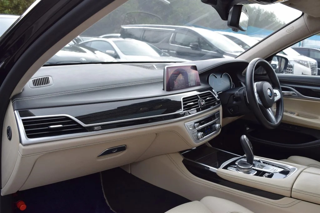 BMW M760Li photo 45