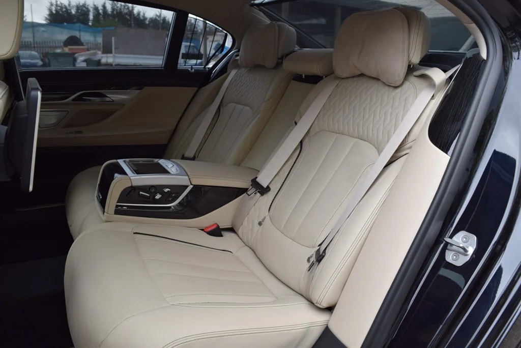 BMW M760Li photo 48