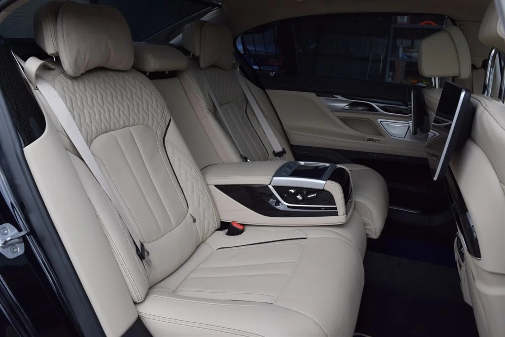 BMW M760Li photo 49