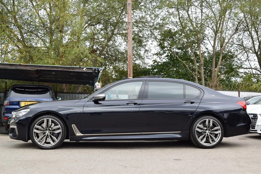BMW M760Li photo 2