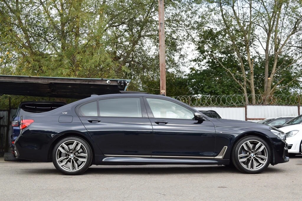 BMW M760Li photo 6
