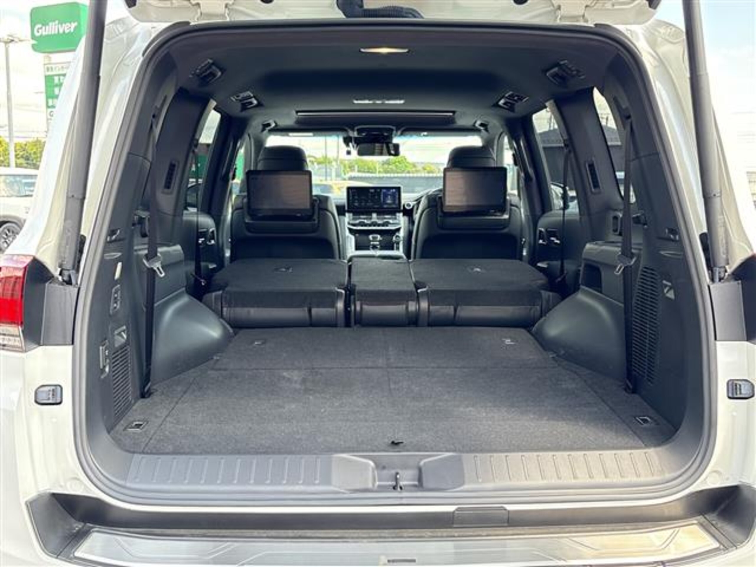 Toyota Landcruiser 300 Series photo 23