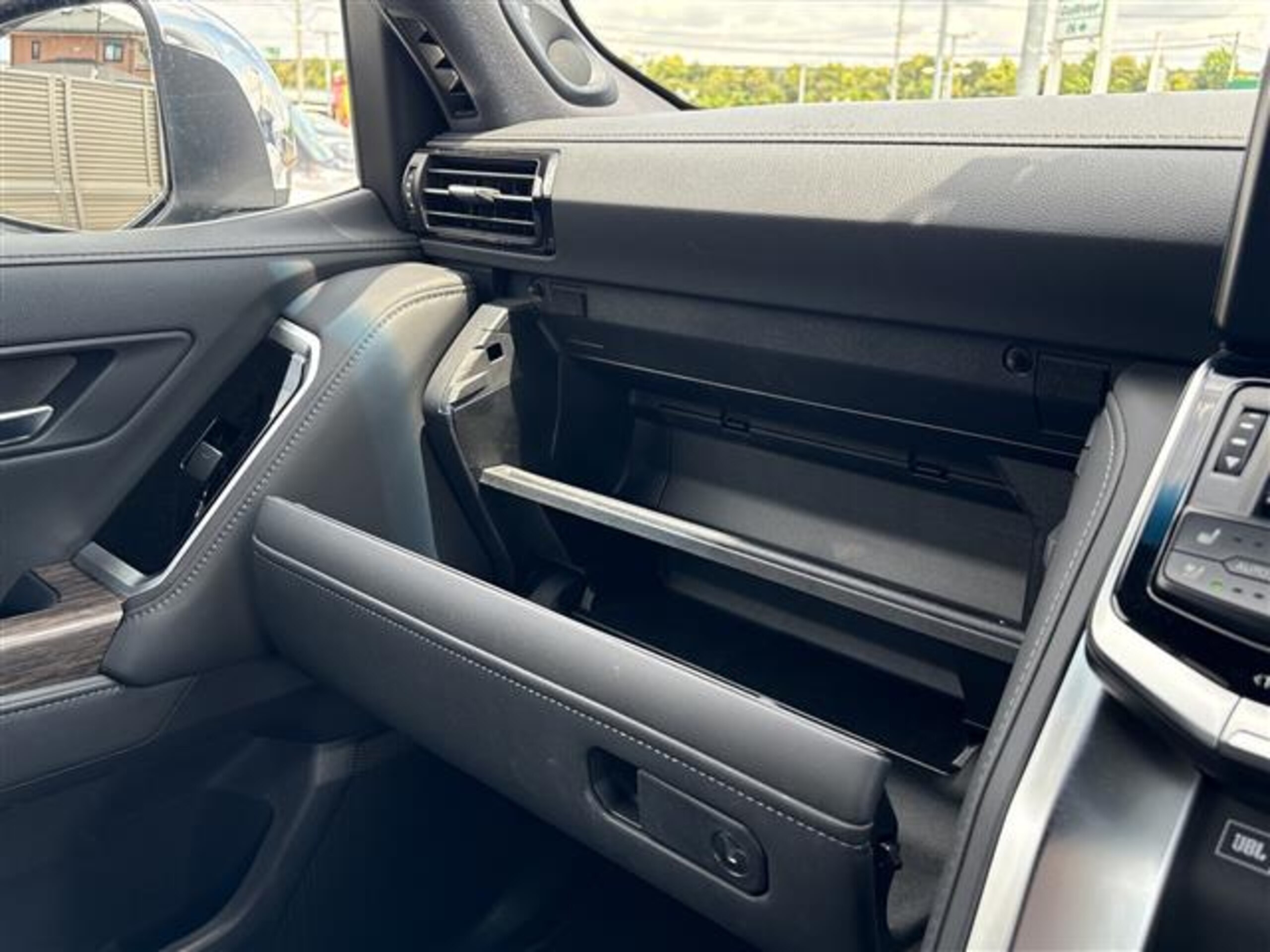 Toyota Landcruiser 300 Series photo 13