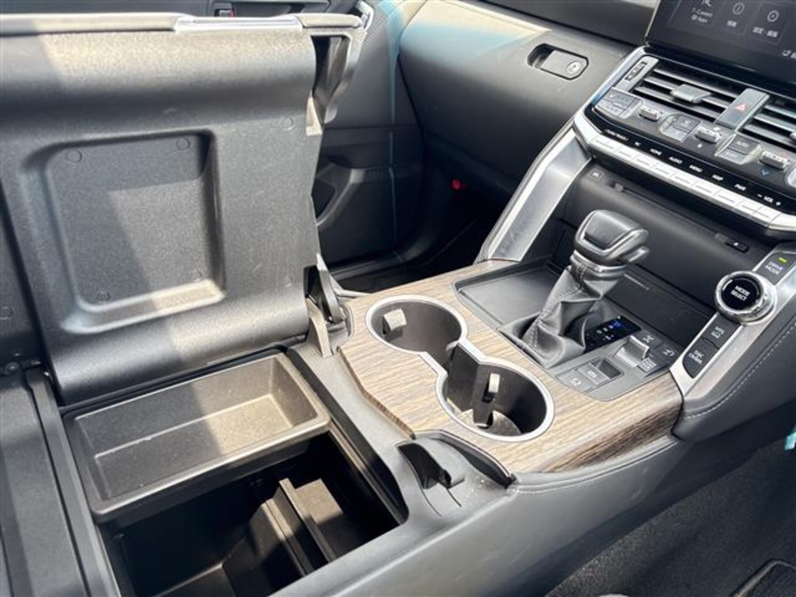 Toyota Landcruiser 300 Series photo 15