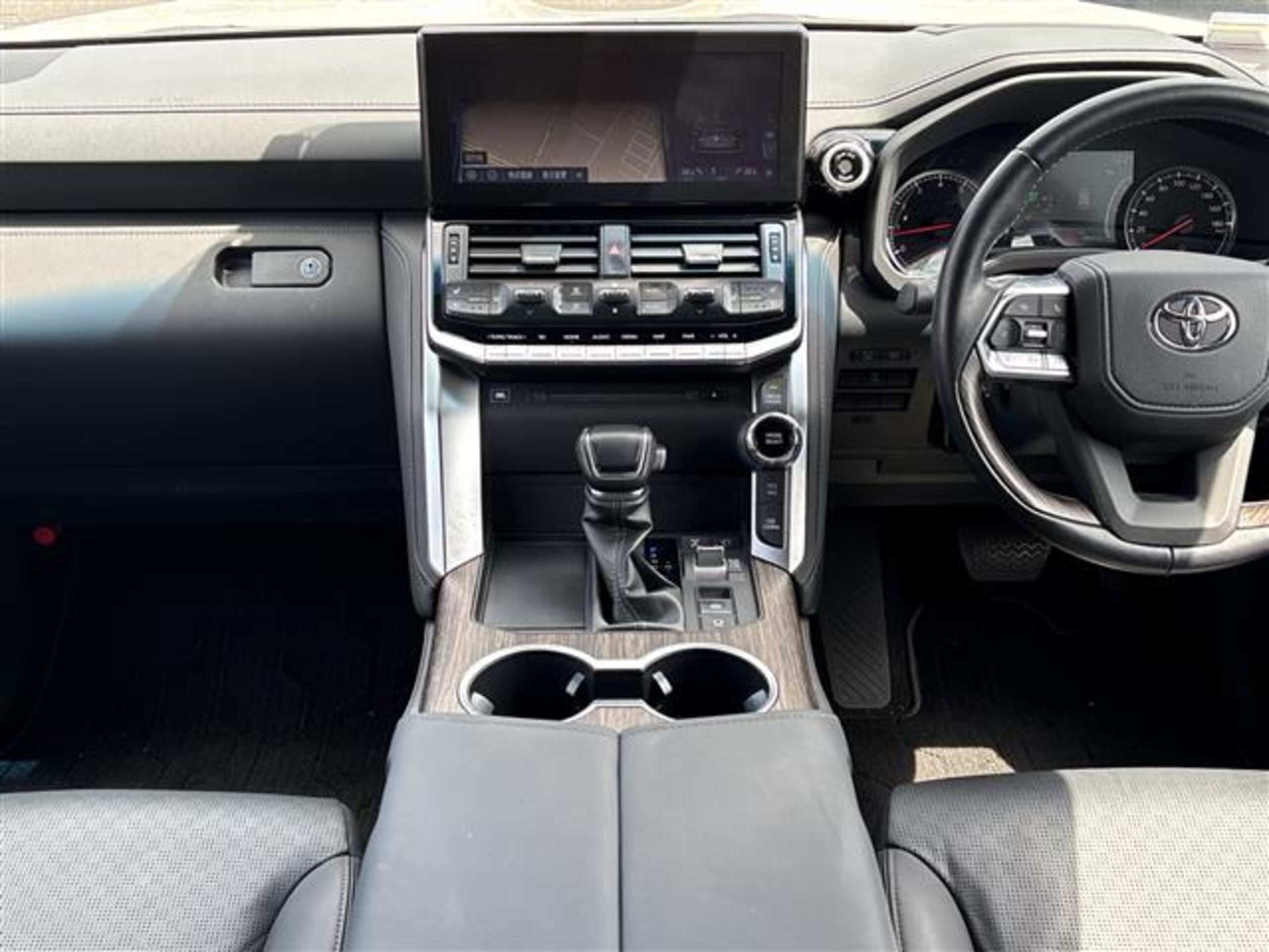 Toyota Landcruiser 300 Series photo 19