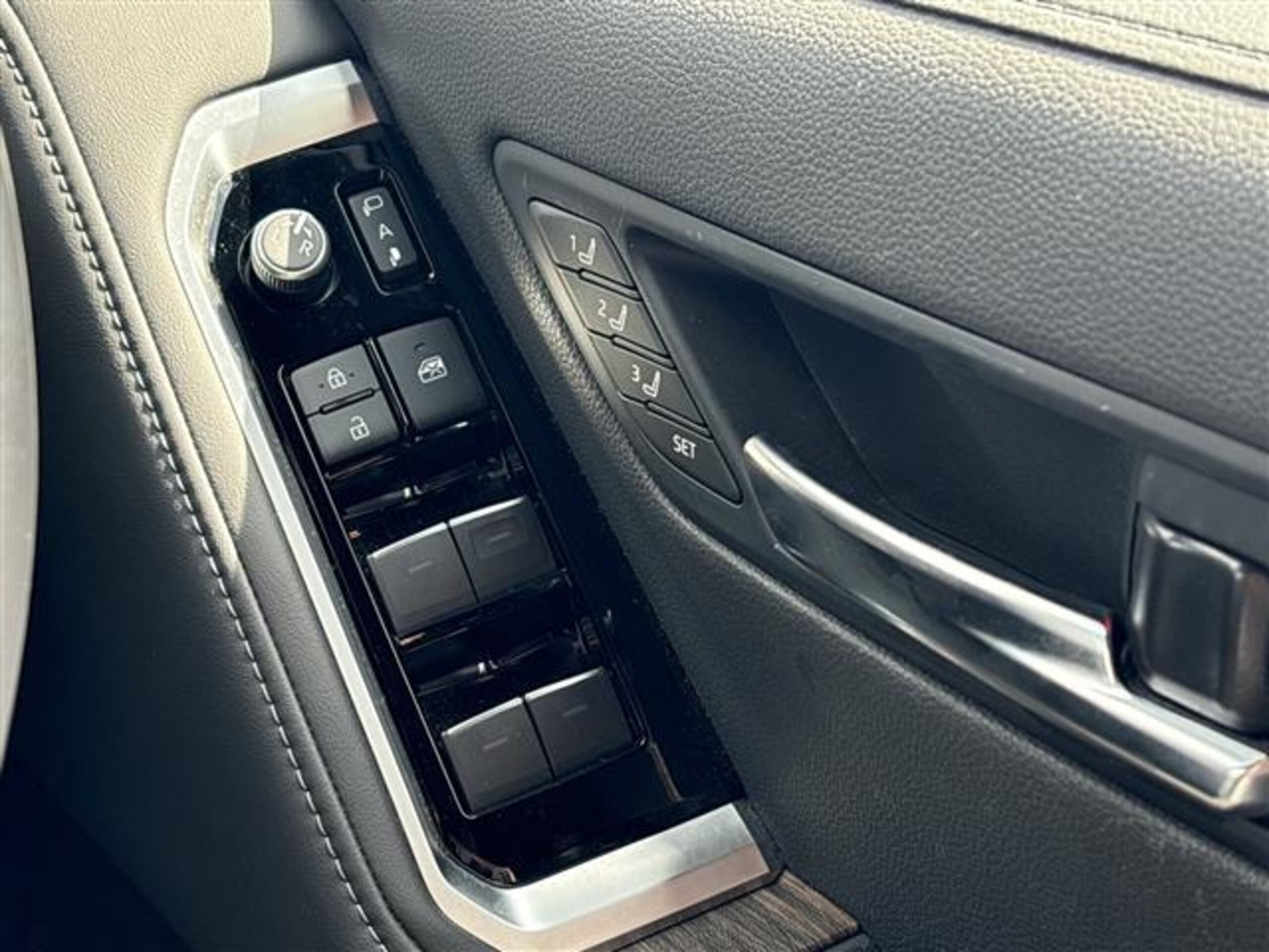 Toyota Landcruiser 300 Series photo 20