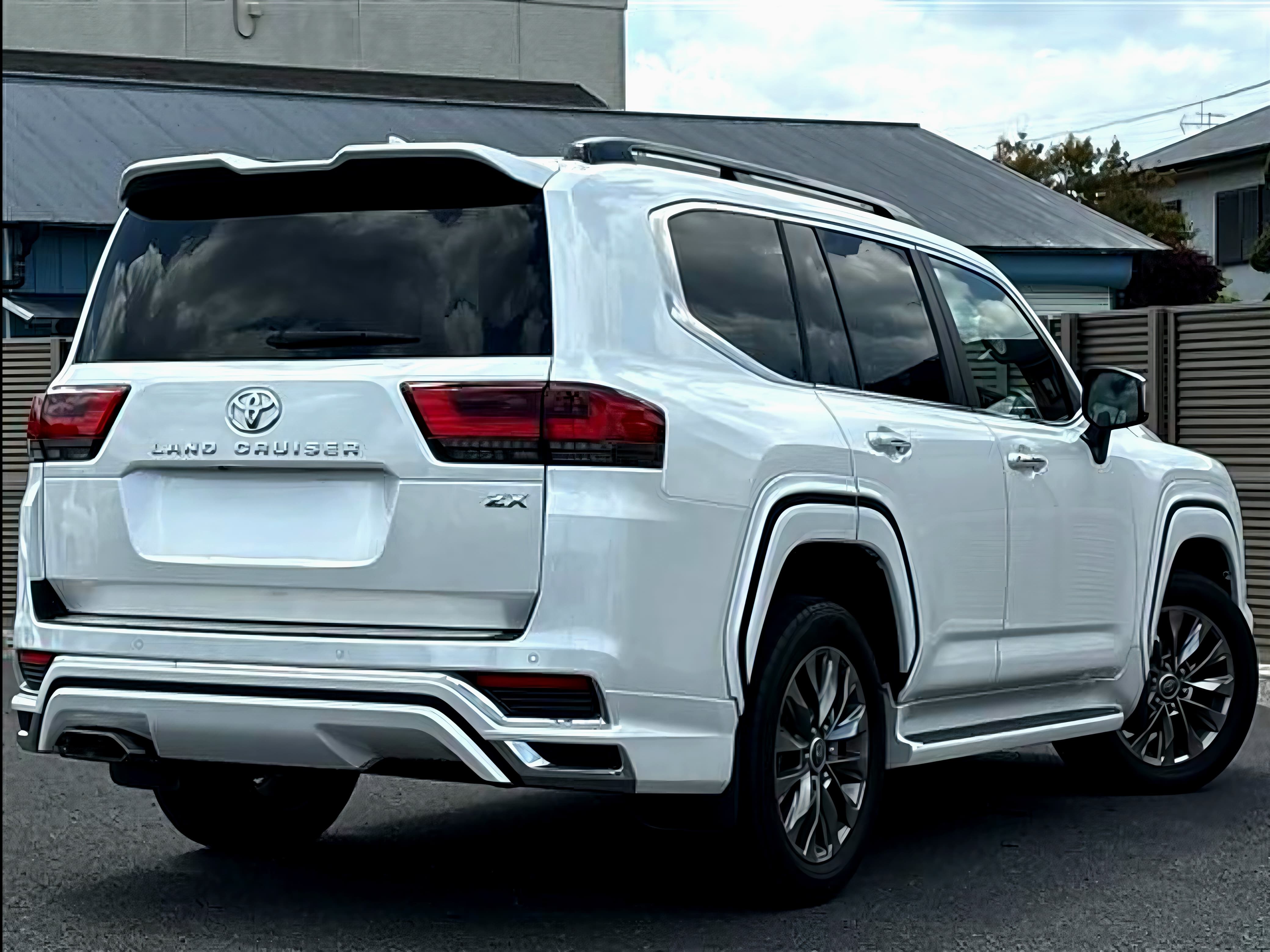 Toyota Landcruiser 300 Series photo 3