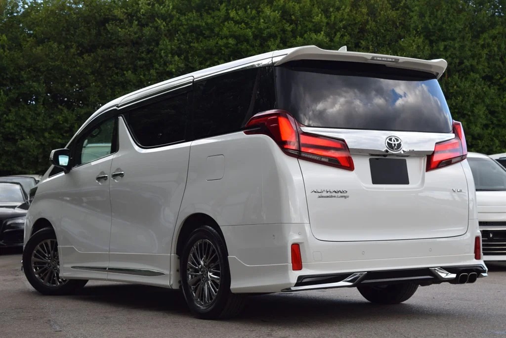 Toyota Alphard photo 3